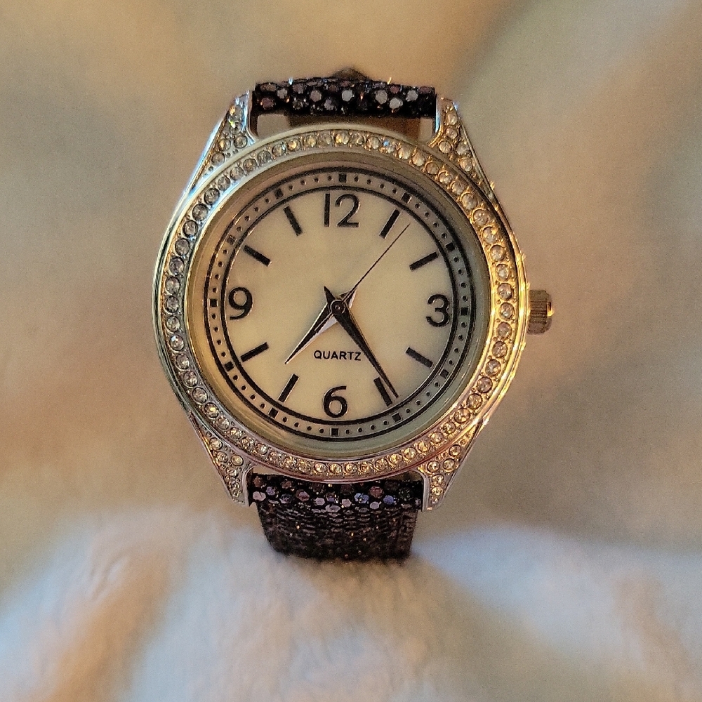 Elegant Quartz Watch with Black Strap